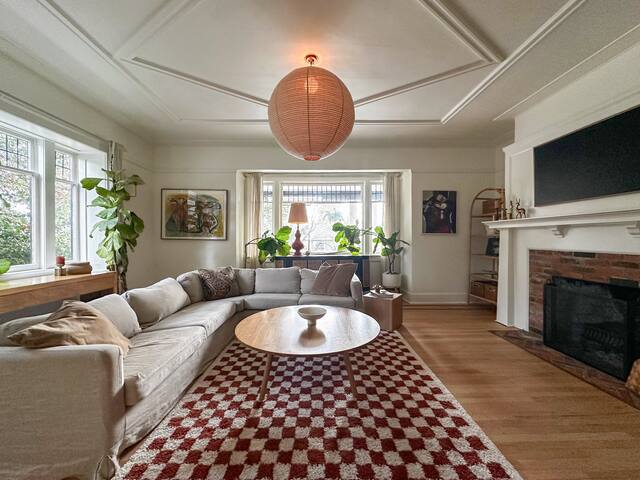 Designer Family Home Steps to the Ocean gallery image 4