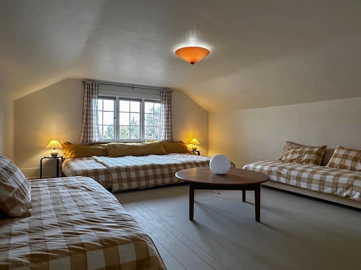 Habitación en el tercer piso con 5 camas individuales que se pueden organizar en múltiples configuraciones. Se puede utilizar como dormitorio o sala de recreación para niños. 