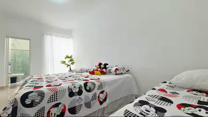 Dhoma e gjumit 3 me banjë private, 2 krevate tek, perde të errëta, vend për të ruajtur rrobat dhe pantallona të plota. Tema për fëmijë e disponueshme sipas kërkesës paraprake, pa kosto.