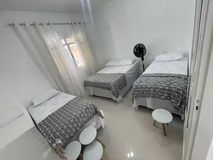 Dhoma e gjumit 2 me banjë private, krevat dopio, perde të errëta, hapësirë për të ruajtur rrobat dhe pantallona të plota, duke përfshirë batanije dhe jastëkë shtesë.