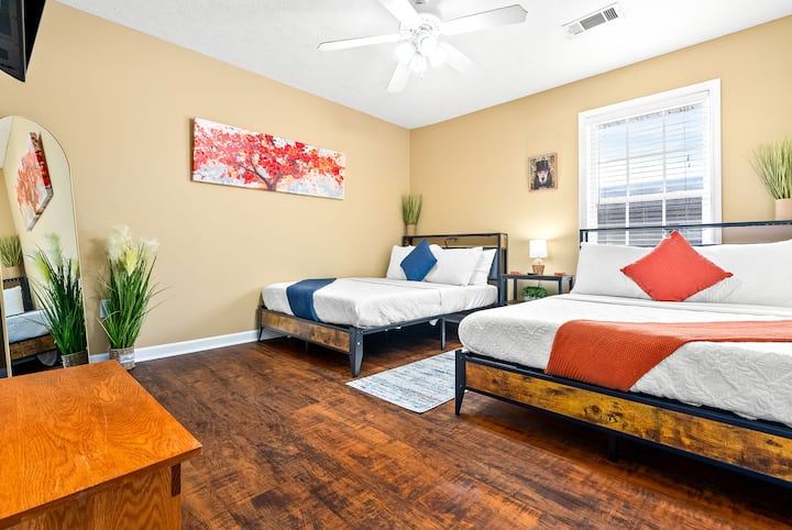 Dhomë gjumi e bollshme me dy krevate të rehatshëm, dekor elegant dhe shumë dritë natyrale. E përkryer për familjet ose miqtë që kërkojnë një vend të rehatshëm dhe ftues për të pushuar dhe për t 'u rigjeneruar.