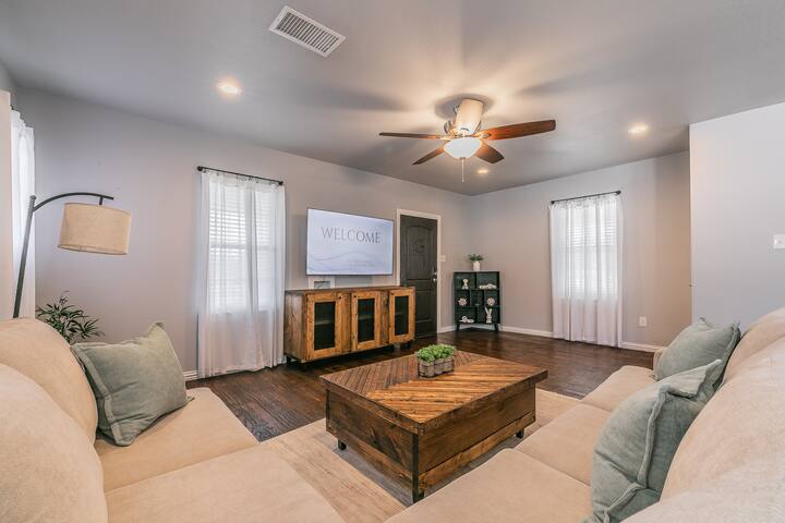 No Cleaning Fee, 3 LUX King Beds, Sleeps 10! gallery image 3