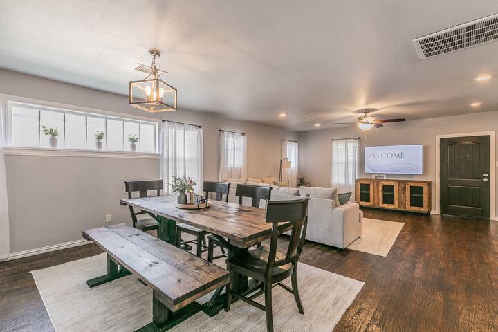 No Cleaning Fee, 3 LUX King Beds, Sleeps 10! gallery image 2