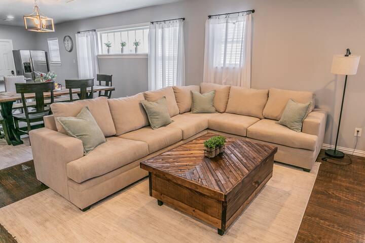 No Cleaning Fee, 3 LUX King Beds, Sleeps 10! gallery image 4