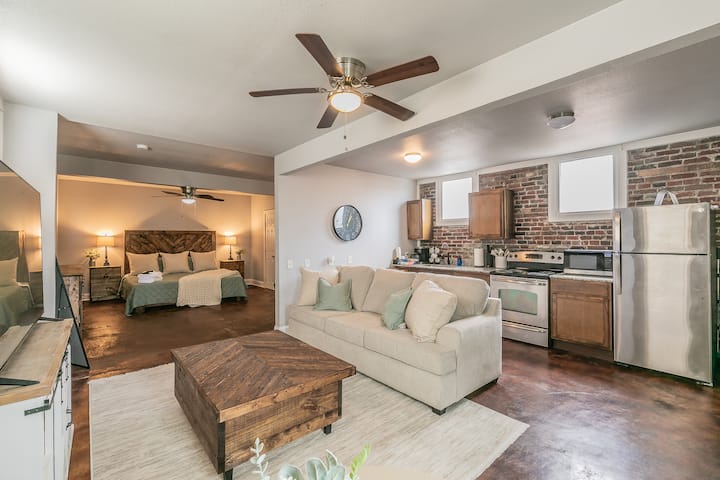 Kauč za spavanje s bračnim krevetom i televizorom od 65 inča! 