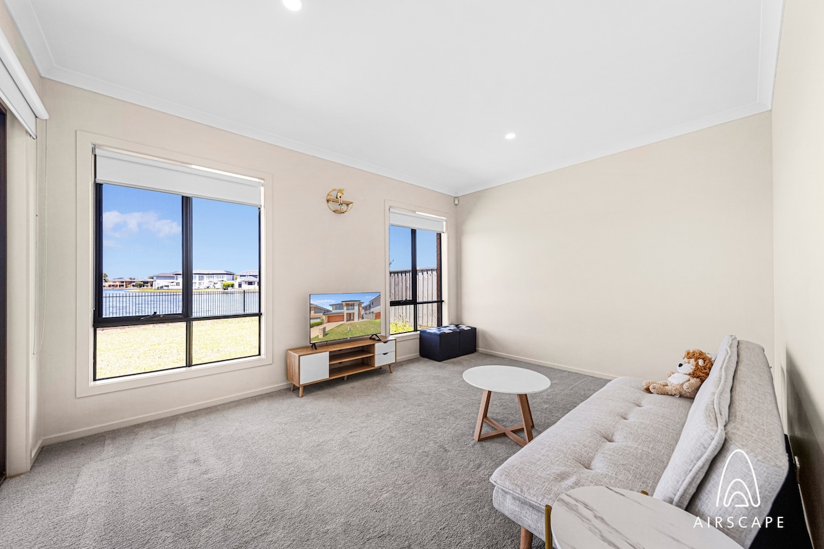 Top performing Airbnb: Entire Ultimate 5BR Waterfront Villa in Point Cook
