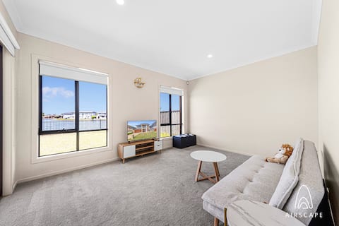 Top performing Airbnb: Entire Ultimate 5BR Waterfront Villa in Point Cook