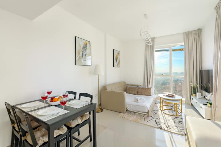 Arratisje në dhomën e ndenjjes: Hapësirë e ndritshme me dekor modern, e përkryer për relaksim dhe pamje të qytetit!