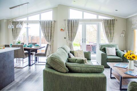 Top performing Airbnb: Trevelyn, Luxury with a Hot Tub in Penally