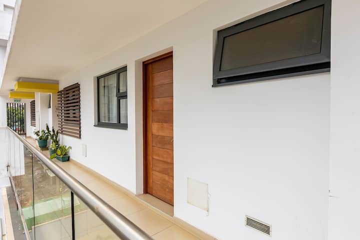 Ova je soba povezana s glavnom kućom, ali ima vlastiti ulaz. To je jednokrevetna soba sa spojenim krevetom na kat, pune veličine i može primiti 2 osobe, po jednu osobu po krevetu. Na raspolaganju su privatna kupaonica i mali radni stol. 