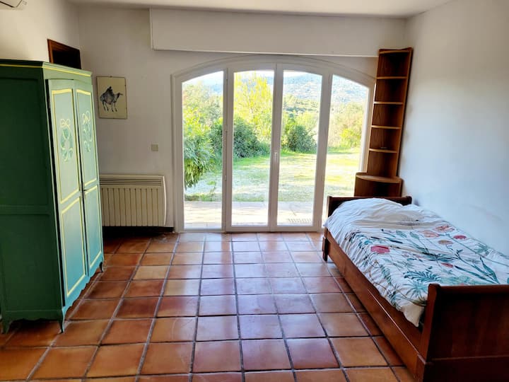 Spavaća soba 2 u prizemlju s bračnim krevetima

Spavaća soba br. 2 u prizemlju s bračnim krevetima