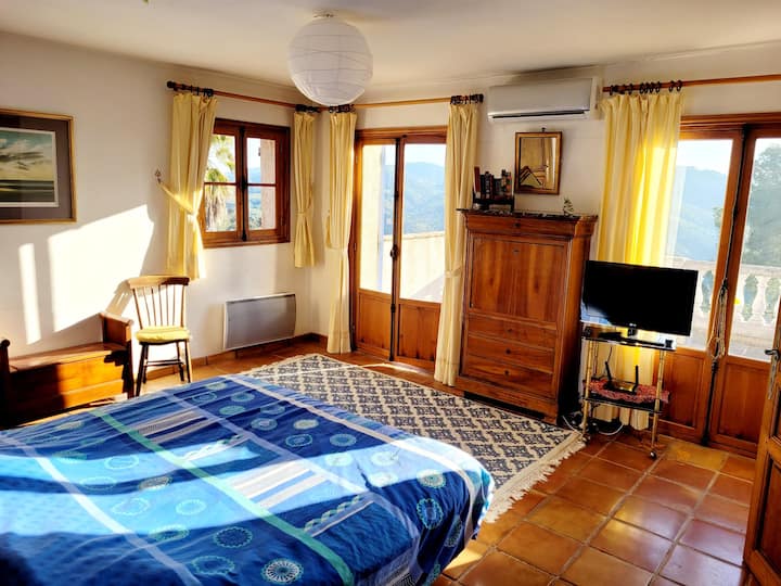 Spavaća soba 3 na prvom katu s terasom

Spavaća soba br. 3 na prvom katu s privatnom terasom