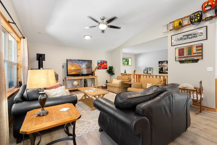 Cozy Cabin Retreat | Pet-friendly & Hot Tub Stay - Ronald, WA