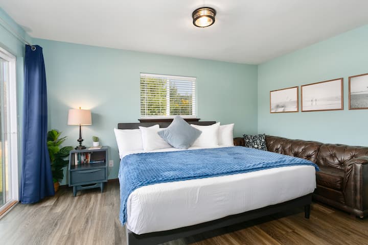 Raskomotite se na udobnom bračnom krevetu ili se opustite u dnevnom boravku nakon što istražite obližnje plaže, dine ili šarmantne obalne gradove.