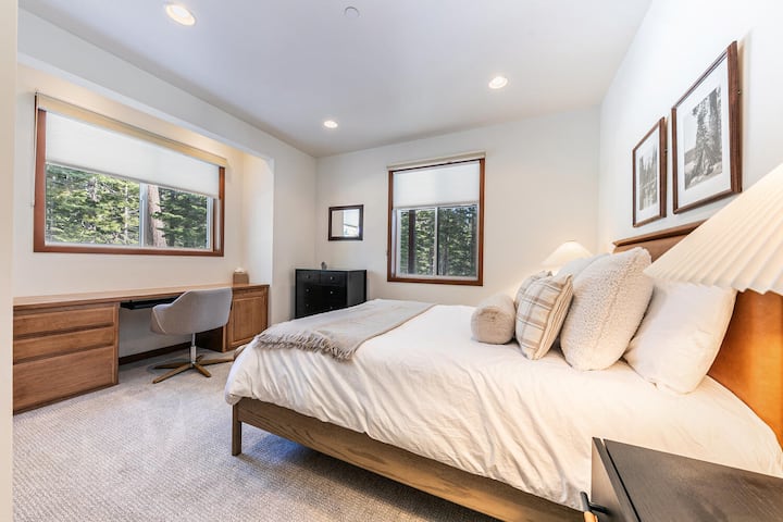 Chambre Queen avec espace de travail
