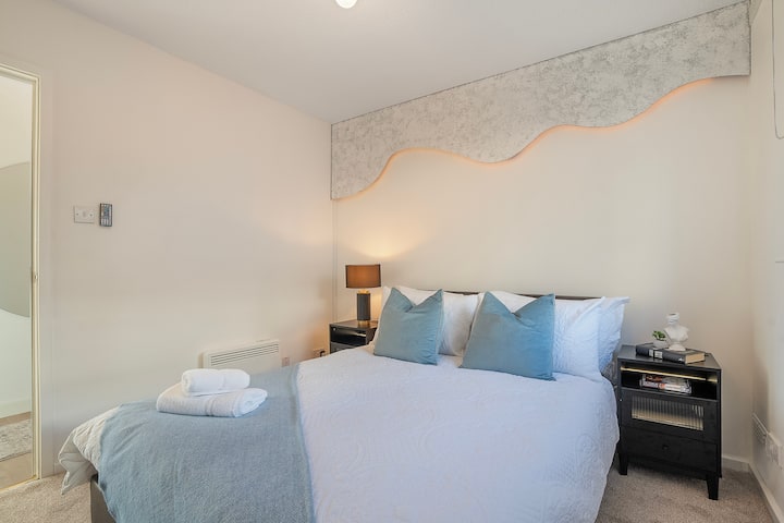 חדר השינה הזה כולל מיטה זוגית נוחה, מעוצבת בקפידה עם נגיעות דקורטיביות ותאורת LED סביבתית כדי ליצור אווירה נעימה ומרגיעה. זה המקום המושלם לשינה נינוחה בלילה או פשוט להירגע אחרי יום ארוך.