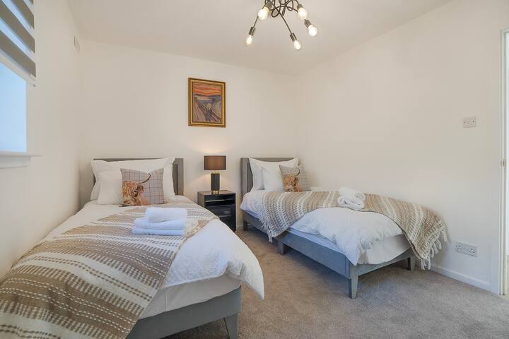 בחדר השינה הזה יש שתי מיטות יחיד, כל אחת מצוידת במצעים נקיים ומגבות רכות לנוחיותכם. מזרני הקצף בזיכרון מבטיחים שנת לילה נינוחה, ומספקים את התמיכה המושלמת לשהייה שלווה.