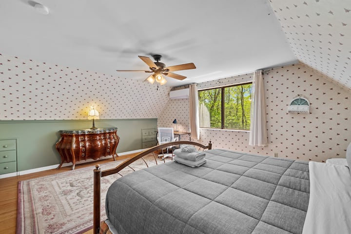 1 King Bed with a workstation 