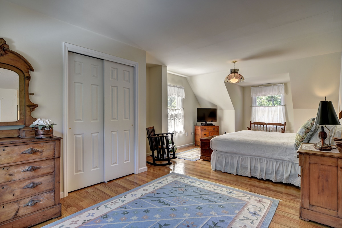 جناح رئيسي واسع في الطابق الثاني مع سرير كينج وتلفزيون بشاشة مسطحة وحمام خاص 