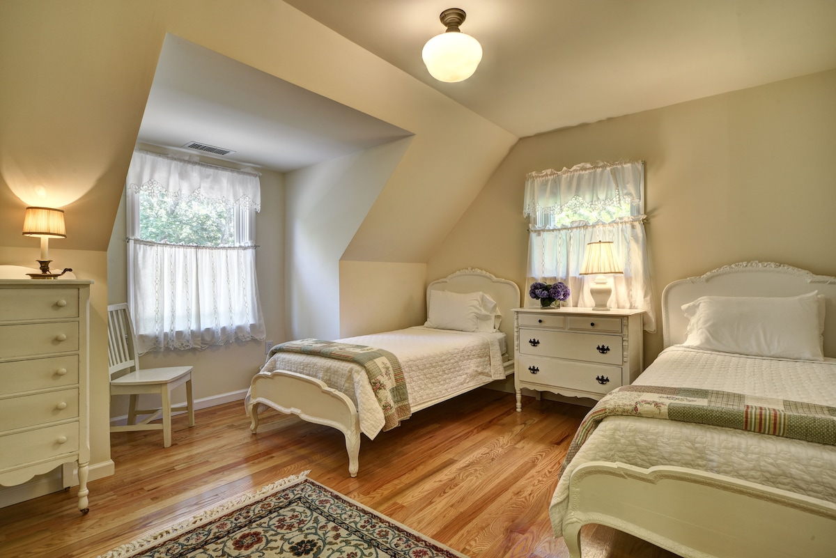 غرفة في الطابق الثاني بسريرين مزدوجين ومساكن