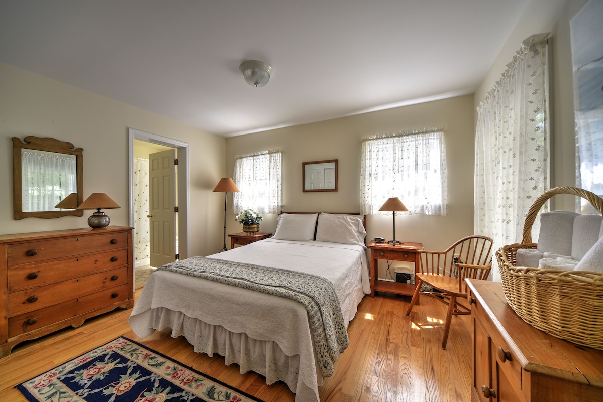 جناح في الطابق الأول بسرير متوسط الحجم وحمام خاص وتلفزيون بشاشة مسطحة