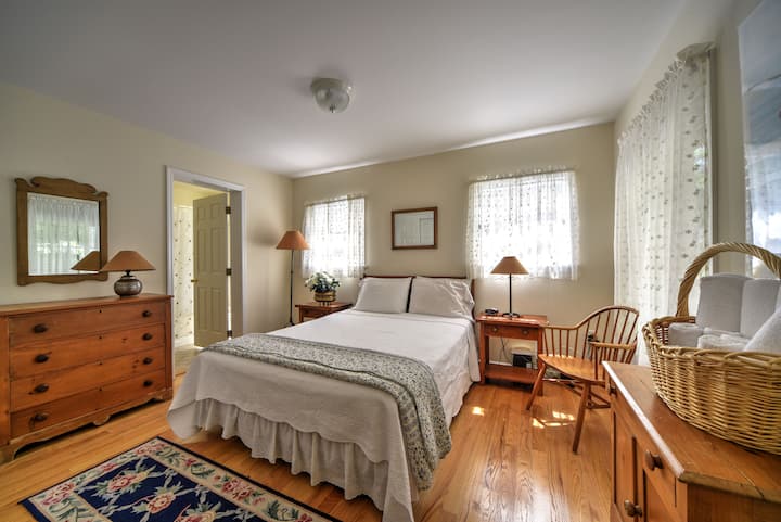 Suite au premier étage avec lit Queen Size, salle de bain privée et télévision à écran plat