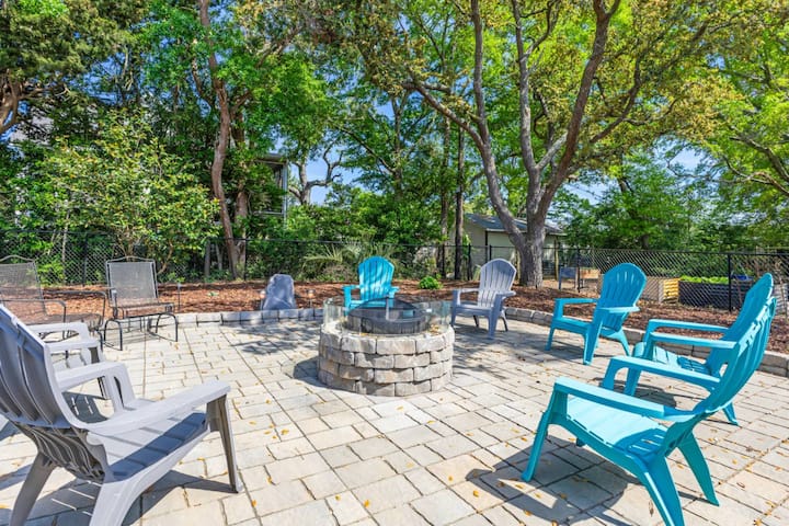 Family Fun Getaway 4 Br Short Walk To The Pier - Oak Island, NC