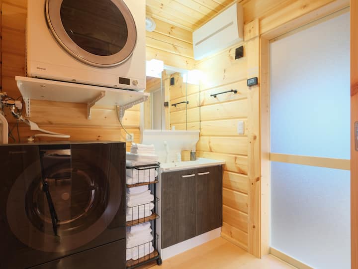 洗濯機、乾燥機のご用意もございます。
洗面台の明かりも明るく、見やすくなっております。