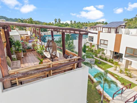 Tranquil Jungle Retreat: Pool, Bikes, Walk to Town