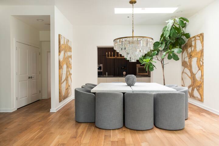 Luxury Penthouse W/ Massive Rooftop Walk to Beach! gallery image 2