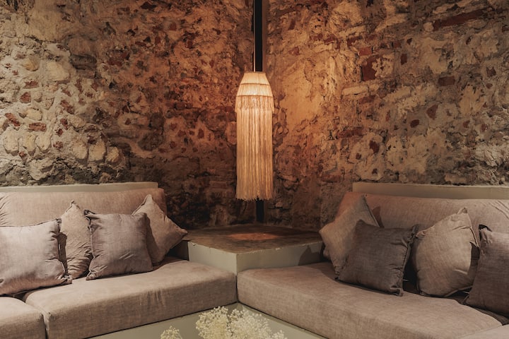 La sala de estar combina el encanto colonial con la elegancia moderna. Con muebles de lujo, amplia luz natural y decoración artística, ofrece un ambiente sereno y acogedor.