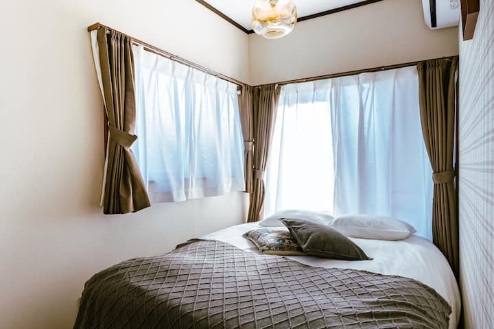 ダブルベッド1台のこじんまりしたお部屋です。落ち着いて一人で過ごしたい時にご利用ください。