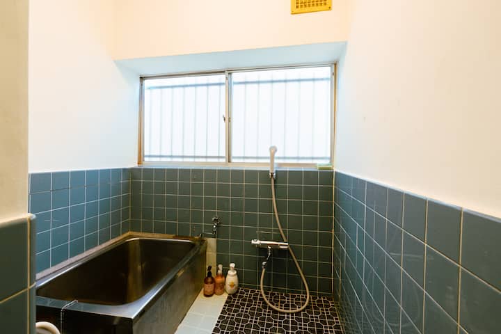 レトロタイルなお風呂です。日本の古い家屋のお風呂なので狭いのですが清潔にピカピカにいたしました。ちょっと古いだけなのでご了承ください。