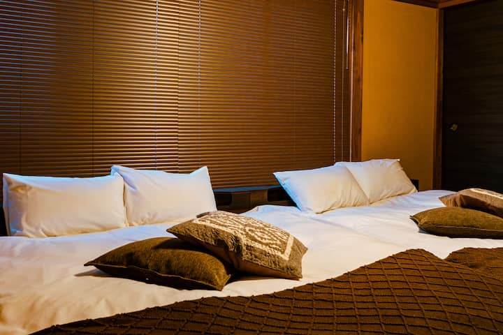 こちらの寝室は奥の方にあります。ゆっくり寝ていたい方はこちらのお部屋をおすすめいたします。眩しい時にはブラインドをしめてゆっくりお休みください。