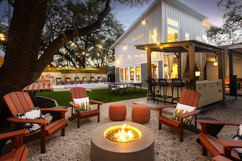 Popular Airbnb listing: Heated Pool, Karaoke, Hot Tub, Yoga | SoCo Cowgirl in Galindo