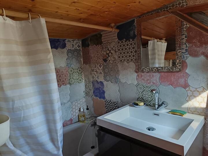 Beseni la kuogea la Sabot, kwenye dari