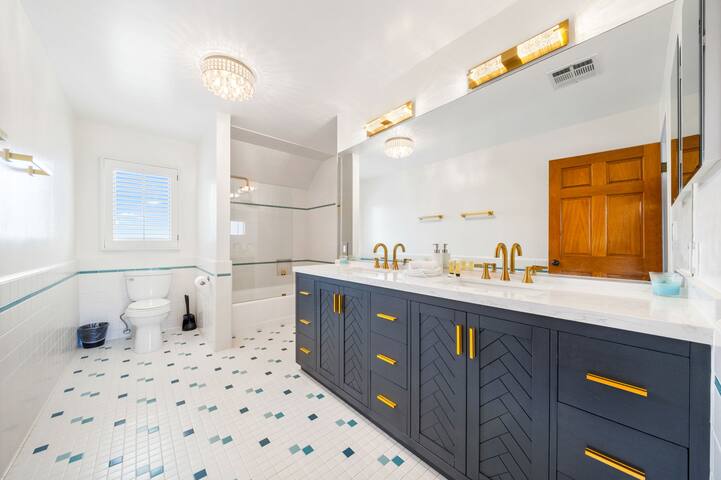 Beverly Hills 6BR Haven w/ Pool&Hot Tub gallery image 3