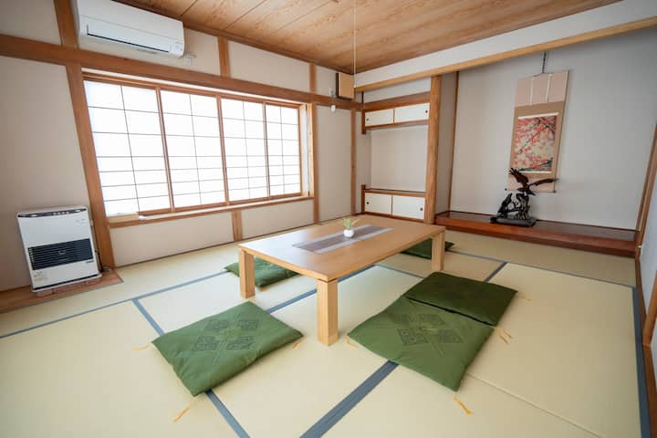 对于大型团体，我们将在这个房间准备日式床垫。