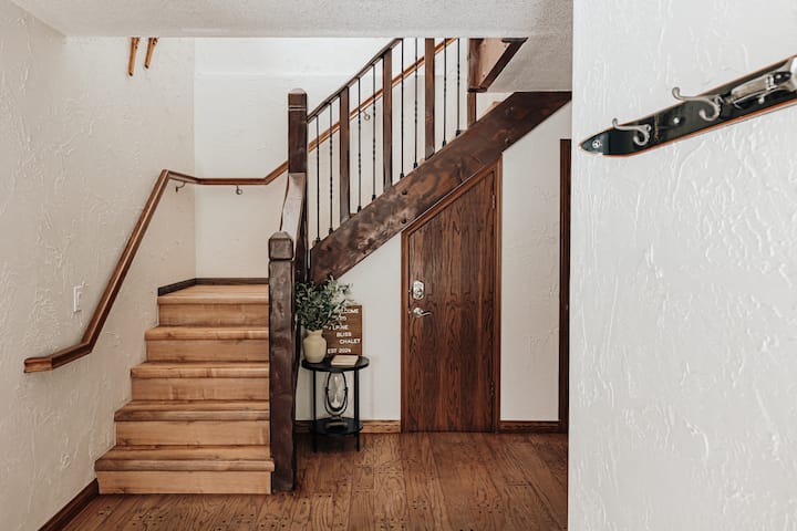 Zakoračite u naš prostrani i zadivljujući rustikalni ulaz!