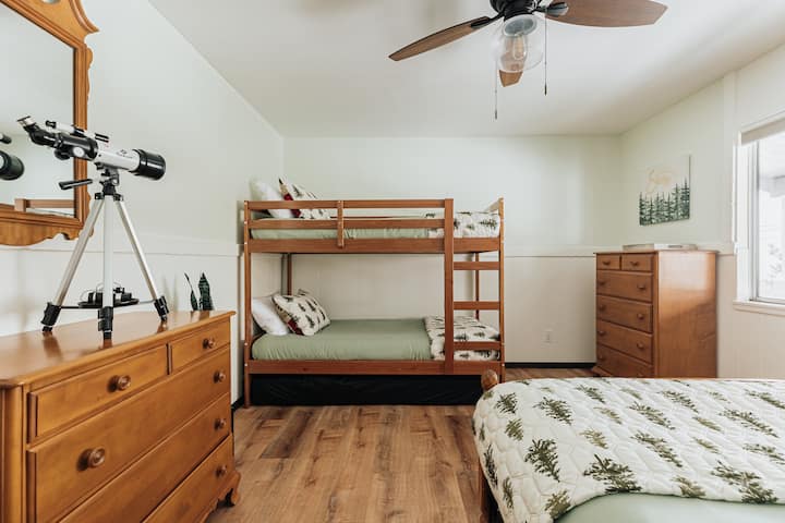 Četvrta spavaća soba u prizemlju uključuje krevet pune veličine i bračni krevet na kat, što je savršeno za obitelj.