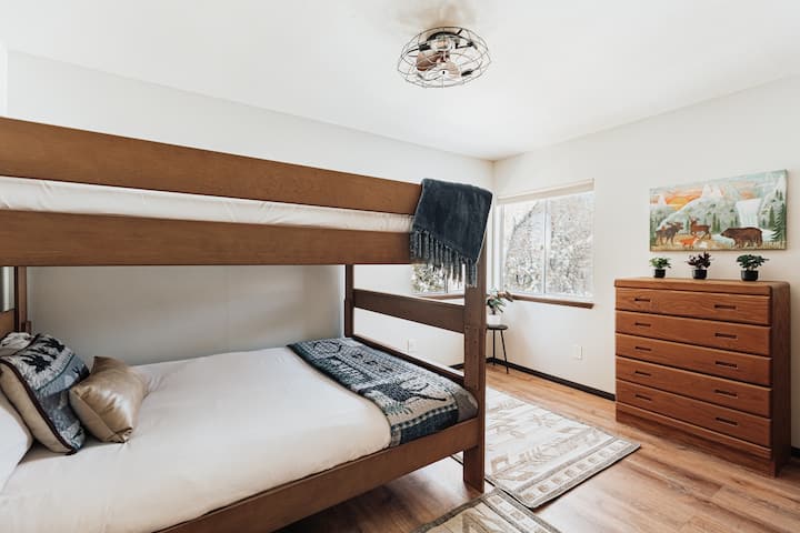 U trećoj spavaćoj sobi na katu nalazi se bračni krevet s bračnim krevetom i gornjim krevetom na kat koji je odličan za djecu.