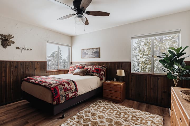 U drugoj spavaćoj sobi na katu nalazi se bračni krevet (160x200).