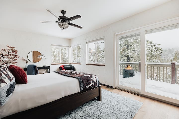 Primarna glavna spavaća soba utočište je za parove.