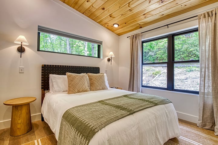 Druhá spálňa má klenutý drevený strop, ktorý dodáva teplo a pocit priestrannosti. Je premyslene navrhnutý pre pohodlie a ponúka relaxačný pocit podobný oddychu – ideálny na oddych po dni v národnom parku.