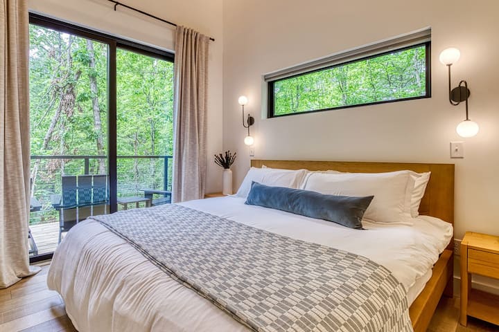 Užite si pokojnú noc na manželskej posteli s plyšovým, pohodlným matracom. Klenutý strop dodáva vzdušný a priestranný pocit, vďaka čomu je táto izba pokojným útočiskom na oddych a dobitie energie.