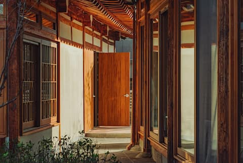 Hanok Private Bathhouse, Free Breakfast Hanok Hotel (2 minutes from Gwanghanru)