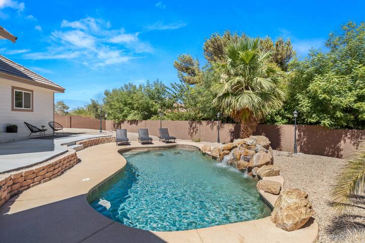 Vegas Oasis, Mountain Views | Pool & RV Parking gallery image 2