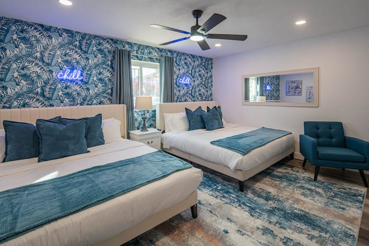 Blue Oasis  – Een rustige slaapkamer met weelderig tropisch behang, zachte blauwe tinten en een gezellige, moderne esthetiek.