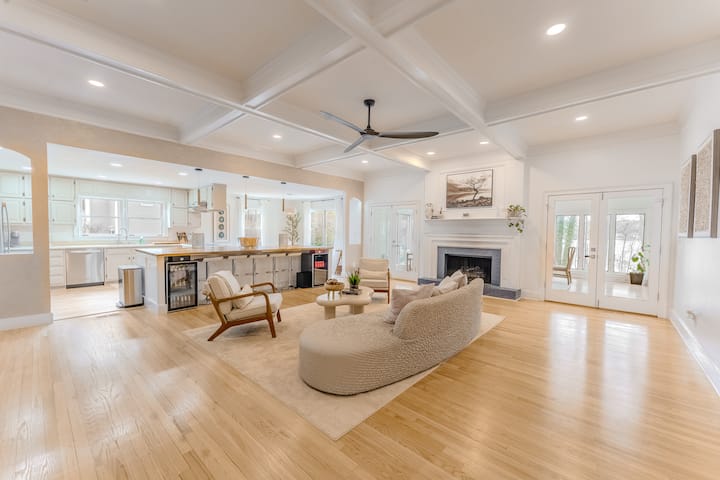 Luxury Minimalist Home On Lake Peachtree - Peachtree City, GA