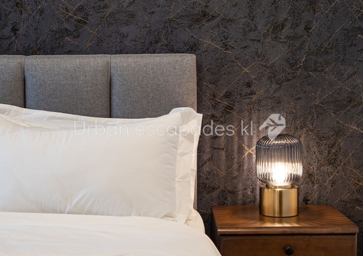 מיטת קווין סייז ברמה של מלון לשינת לילה מושלמת אחרי יום של הרפתקאות בקואלה לומפור! חוט מאריך 5 סיכות מסופק בכל חדר